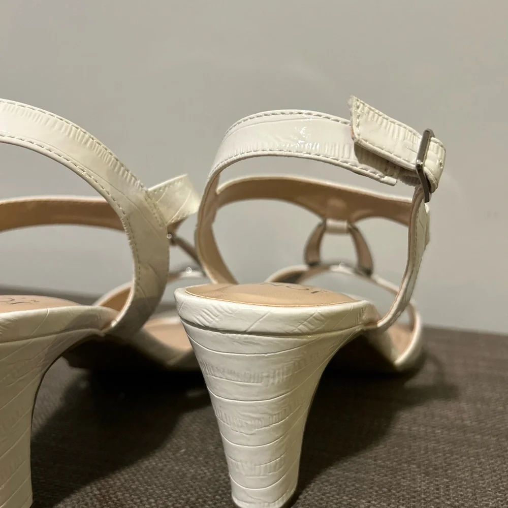 Jones New York Elegant White Sandals with Silver Accent - Picture 9 of 14